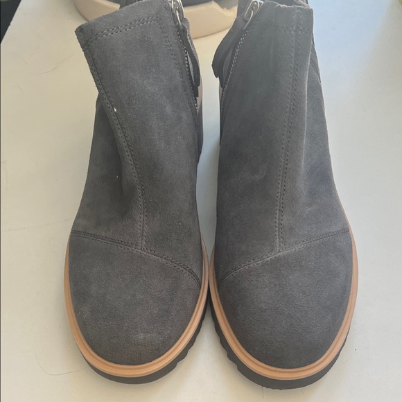 Toms Women’s Stylish Gray Ankle Boots. Size 8 - Picture 2 of 4